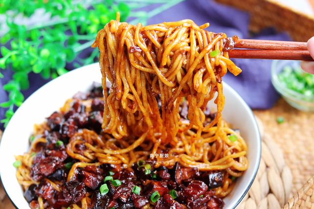 夏天这样做面条，做一锅不够吃，酱香浓郁，面条劲道，好吃到舔盘