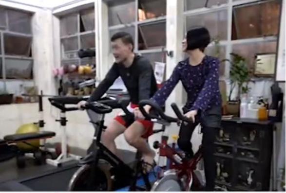 61周岁周比利晒照，头发花白面容苍老，昔日拳王风采不在