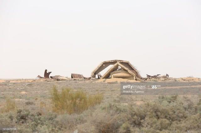 利比亚一军事强人被打惨，重要基地被对手占领，部队狼狈撤离首都