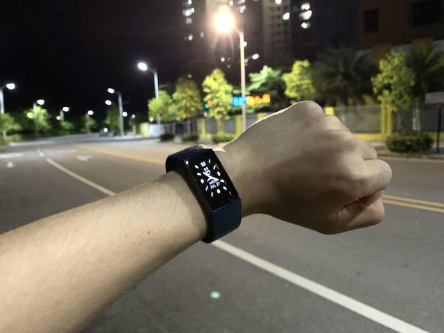 售價過千的智能手環(huán)強在哪？Fitbit Charge 4告訴你：這就叫專業(yè)