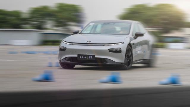 遠(yuǎn)不止706KM超長續(xù)航這么簡(jiǎn)單！小鵬P7操控體驗(yàn)拉滿