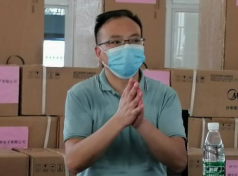 湖北武穴：愛心企業(yè)家鄧必陽向雞公嶺中學(xué)捐價(jià)值7萬元空調(diào)助學(xué)