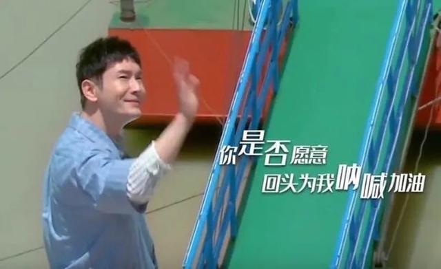 43岁黄晓明溶妆后打回原形，双目无神轮廓消失，网友：果然没整容