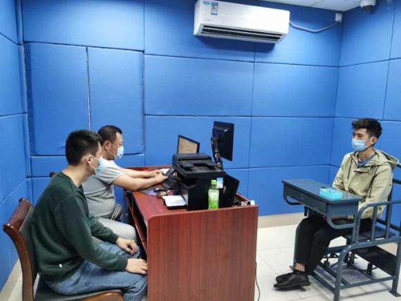 男青年在网上裸聊性感妙龄女，反被录下不雅视