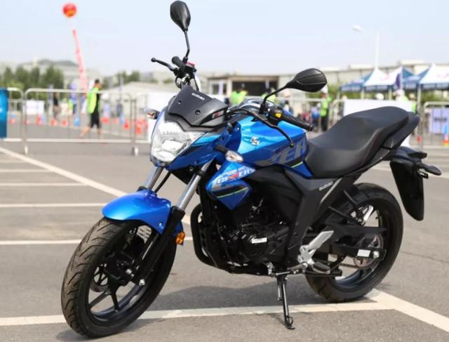 铃木最炫“街车小子”！动力合适，颜值惊艳，