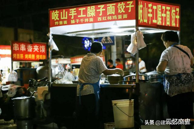 全民摆摊的背后，暴露出了14亿人最心酸的一面