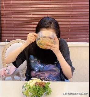 关晓彤化身吃货主播，看饿了，原谅这不争气的肚子