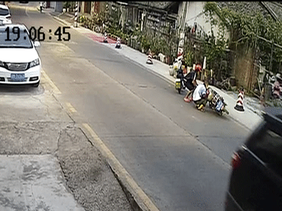 摔倒|女子扶起摔倒老人反被要赔偿 这位老人你不应该让帮你的人寒心