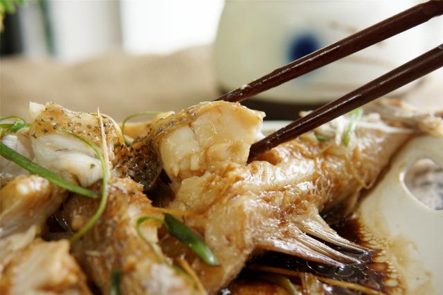 做清蒸鱼，别只会放葱姜，去掉鱼身上这些部位，鱼肉没腥味还鲜嫩