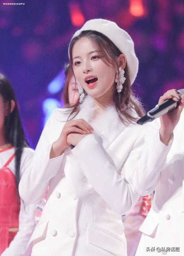 杨超越和鞠婧祎，一个初恋脸，一个高冷脸，你喜欢哪一个