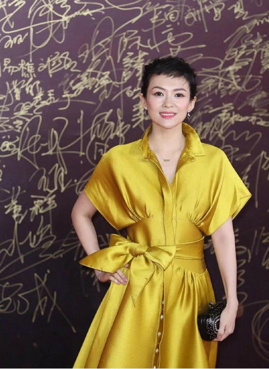 章子怡带一家人爬山太清新，小女儿一看脸傲娇