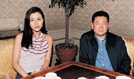 1989年，李嘉欣半夜给刘銮雄原配打电话，接连9句问候原配母亲