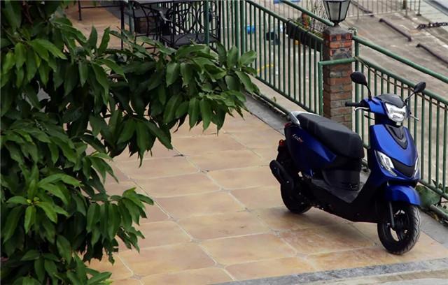 代步踏板小海豚，前轮碟刹一体式座垫，110CC发动