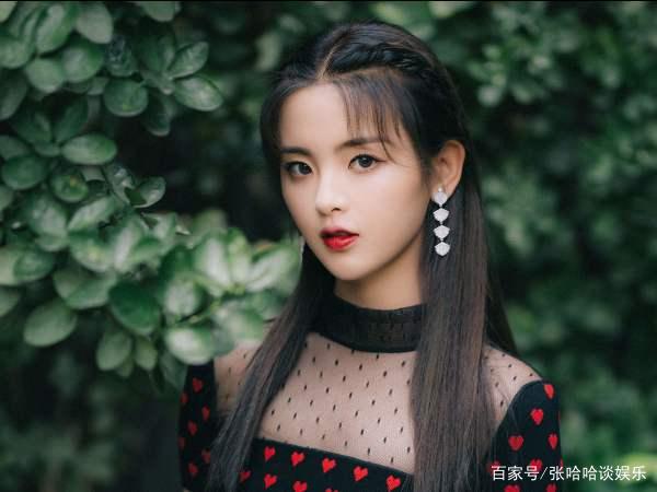 明星出道的机缘巧合，肖战出道前是设计师，沈月被当成模特救场