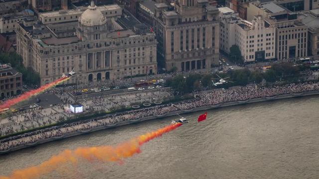 上海警航直升机时隔5年再次挂载国旗飞临黄浦江