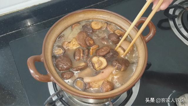 香菇炖猪脚：一个客家传统味道做法，软糯浓香，满满的胶原蛋白