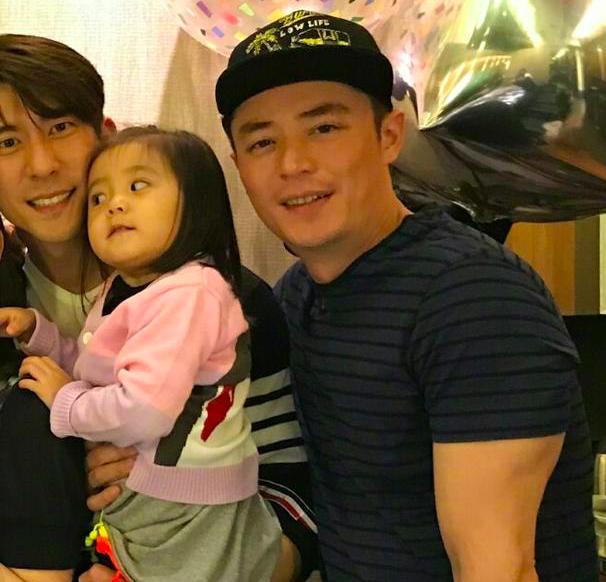 咘咘昔日与霍建华同框，被修杰楷抱却翻白眼，波妞不停侧身望