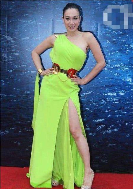 50岁钟丽缇换发型！新发型穿绿色卫衣配短裙，减