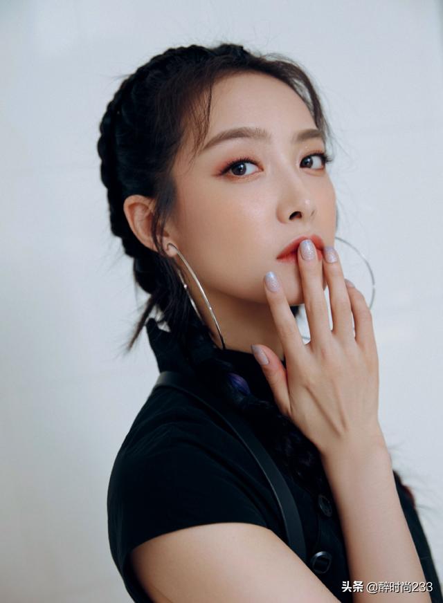 33岁宋茜好时髦，一身暗黑机能风旗袍酷飒帅气，