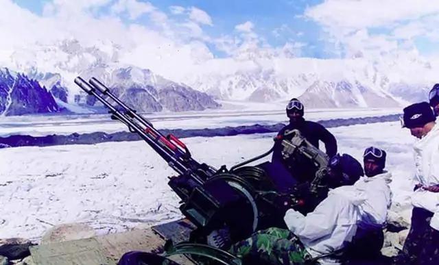 美卫星拍到班公湖一幕，大批士兵沿山脊出击，