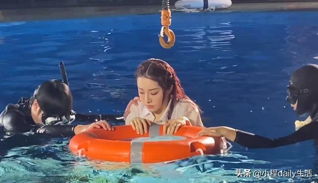 喻言实力宠粉，不怕被嘲勇敢的晒出泳池照，自