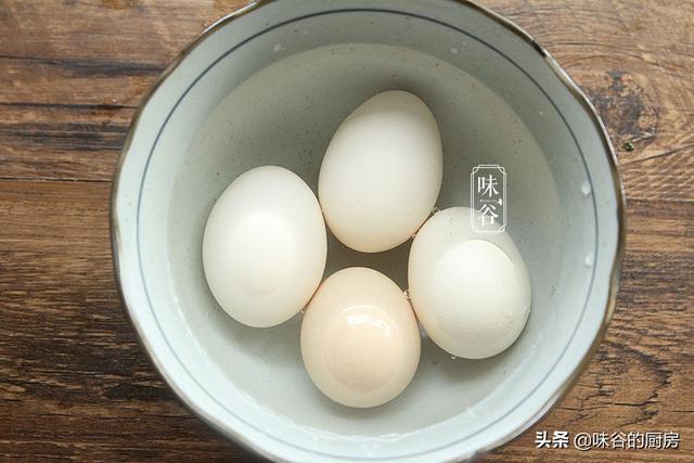 煮鸡蛋，只用清水就错了，多加2种料，鸡蛋又香又嫩，蛋壳更好剥