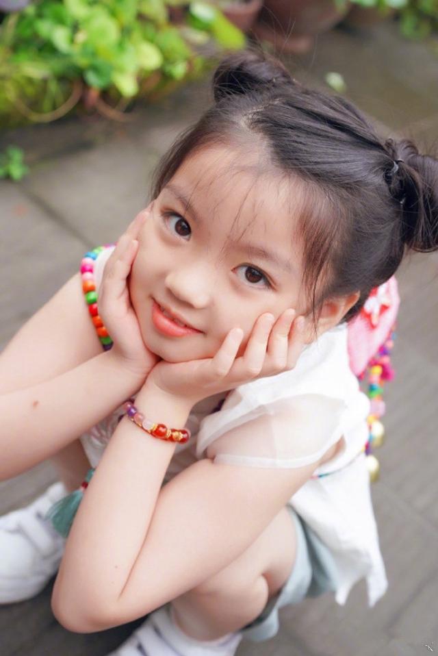 阿拉蕾体验山野生活，背竹篓捞鱼被蚊子咬一身包，眼神灵动超漂亮