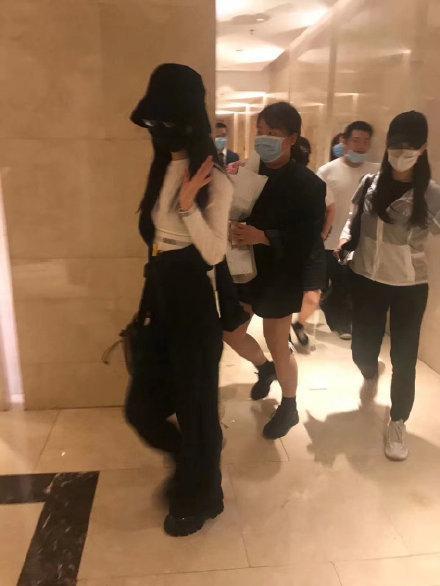 「内容」虞书欣朋友圈内容被售卖 《中餐厅》疑似被推掉成团后遗症出现了？