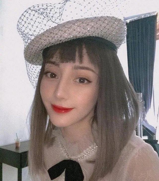 迪丽热巴越来越“Lisa化”了？齐刘海黑眼线，好似双胞胎姐妹