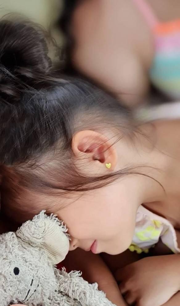 周杰伦女儿近照曝光，侧颜五官精致发量惊人，网友直呼太像昆凌