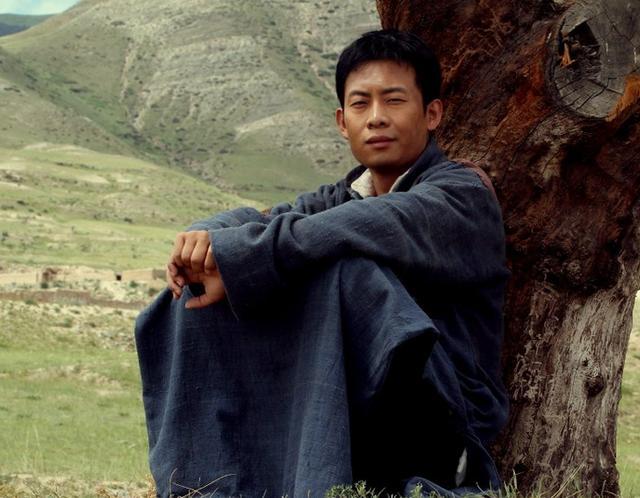 最惨时被女友抛弃，因丑而10年拍不了戏，如今成