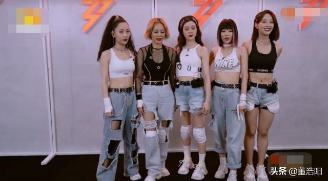 郁可唯组四人露腰装，站在一起时看到蓝盈莹的腰，不愧是自律达人