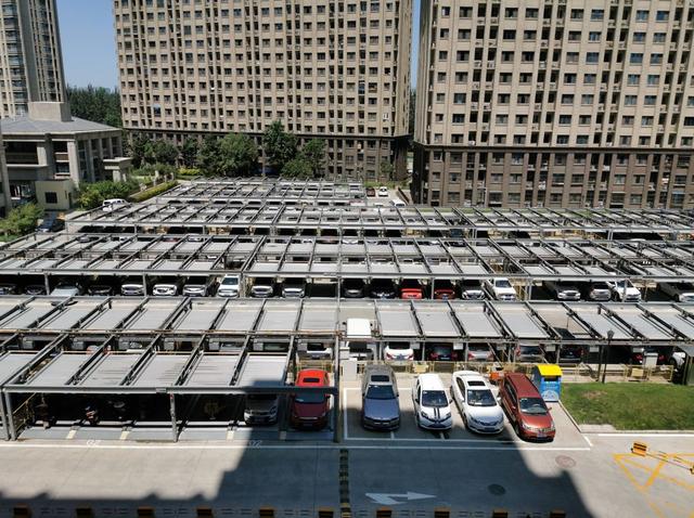 北京富力尚悦居小区空地塞满立体停车场，居民堵心，物业都无权拆