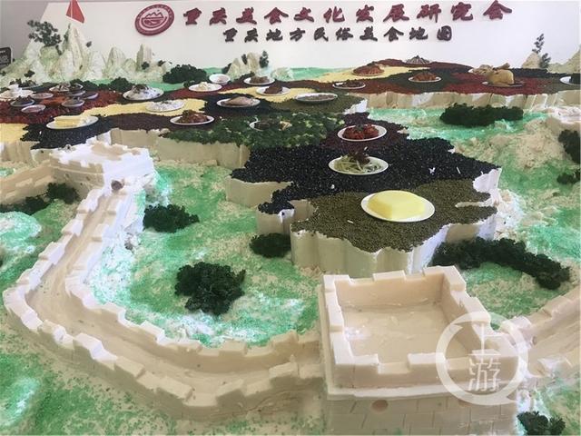 土豆铺路、辣椒做柱子、牛油做城墙….这张重庆民俗美食地图，看上去有点好吃
