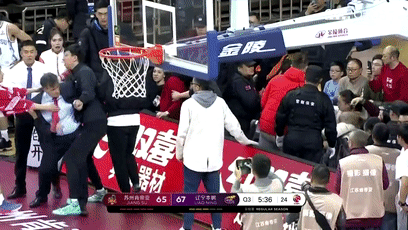 骂芬森打贝帅老婆！最后逼得老帅动手被驱逐！这篮协主席牛逼啊