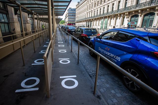 疫情趋缓，欧洲多国逐步放松管控，公共场所如此保持社交距离