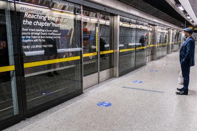 疫情趋缓，欧洲多国逐步放松管控，公共场所如此保持社交距离