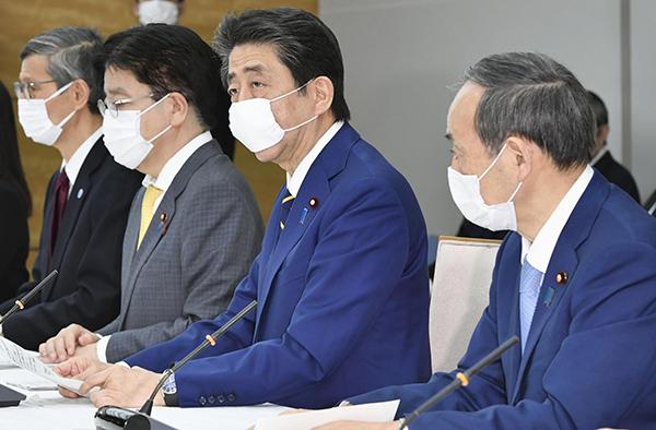 疫论·社会︱日本人为什么喜欢戴口罩？从“安倍口罩”说起
