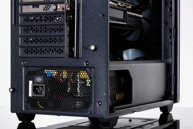 半侧透又贵又丑？200块的全景侧透机箱了解一下