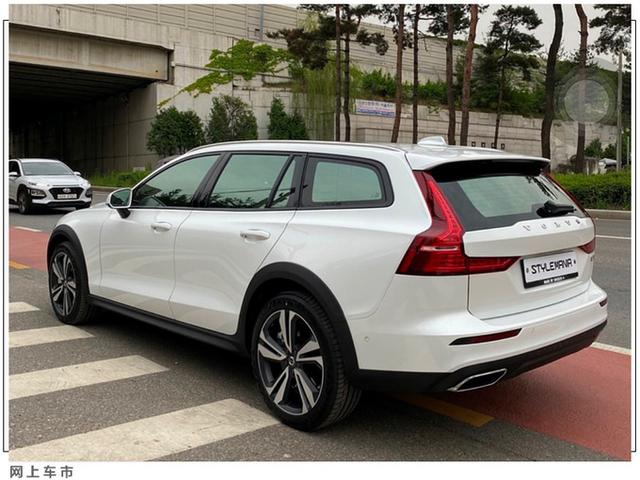 沃尔沃V60增高版街拍，配2.0T+四驱，说是旅行车，越野都没问题