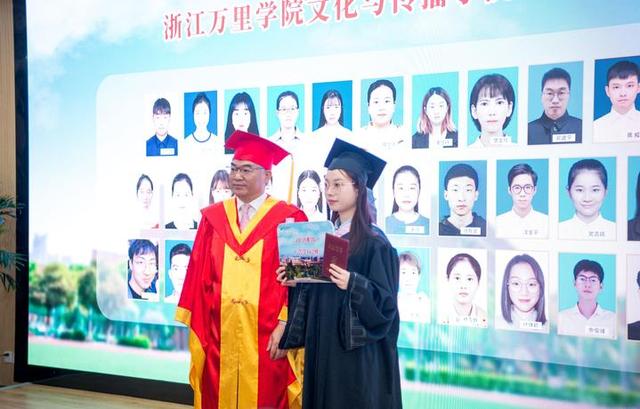 师生数次落泪，万里学院为毕业生举办了一场走