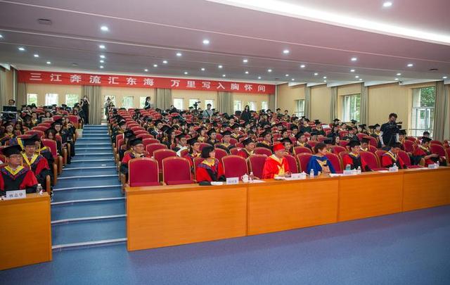 师生数次落泪，万里学院为毕业生举办了一场走