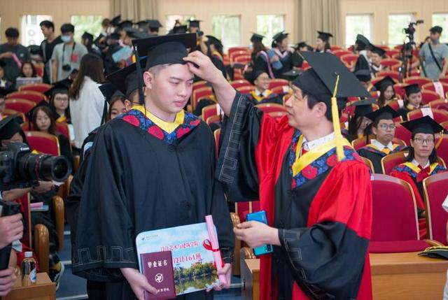 师生数次落泪，万里学院为毕业生举办了一场走