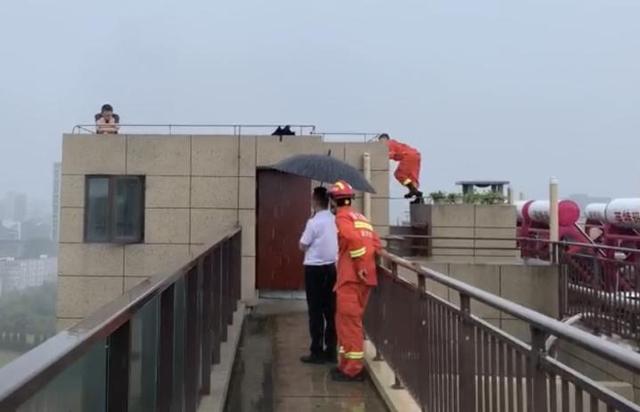 今天中午雨最大的时候，杭州消防员楼顶飞扑救