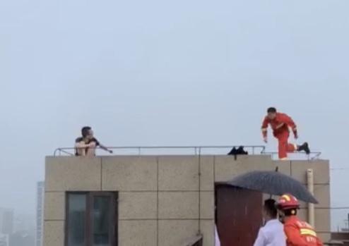 今天中午雨最大的时候，杭州消防员楼顶飞扑救