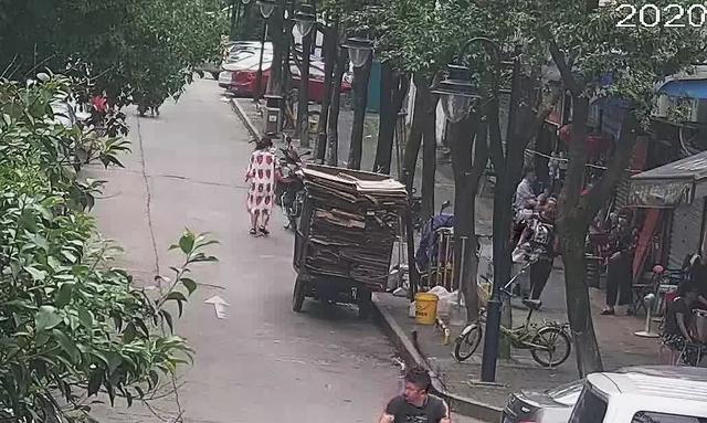 浙江一保姆频频请假外出，直到警察突然上门，