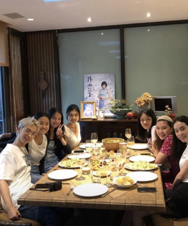 伊能静儿子近照曝光 染金发戴设计感耳环超前卫