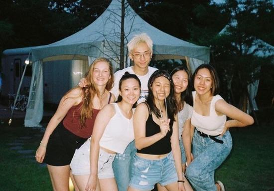 伊能静儿子近照曝光 染金发戴设计感耳环超前卫