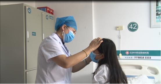 女孩通宵熬夜玩手机脸上长白斑，医生提醒远离