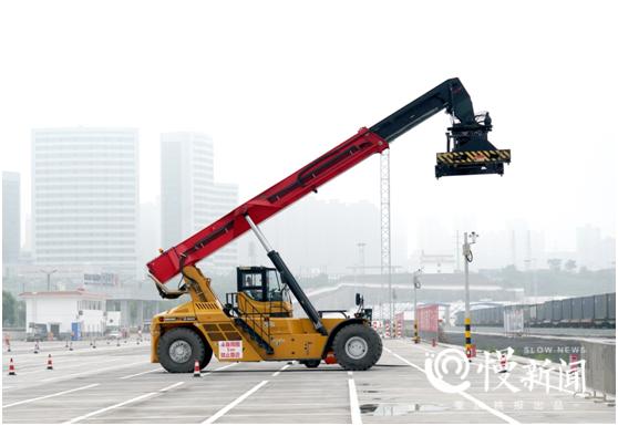 重庆果园港鱼嘴铁路货运站集装箱首班班列在两江新区发运